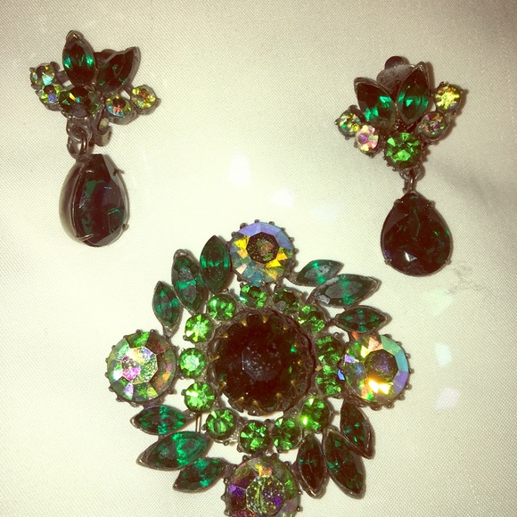 SOLD Matching pin and clip on earrings - Picture 3 of 7